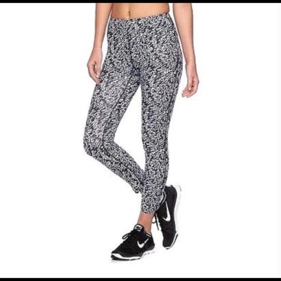 Nike Pants - Nike Drifit Crop Black & White Print Legging Size Medium